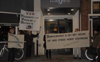 Demonstratie bij politiek café tegen VVD-plannen voor Duinpolderweg