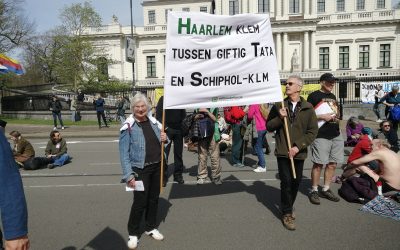 Wegblokkade klimaatactivisten bij provinciehuis Haarlem